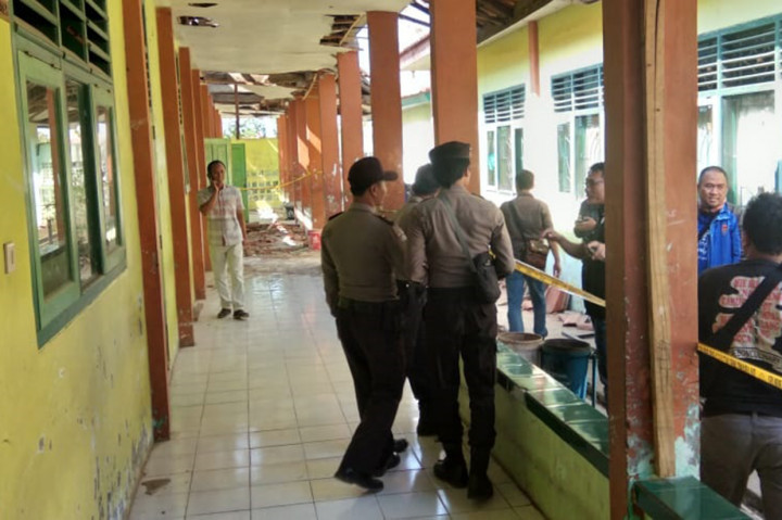 Saat ini seluruh siswa dan guru yang terluka telah dibawa ke puskesmas setempat dan Rumah Sakit Mitra Plumbon, Cirebon, untuk mendapatkan perawatan.