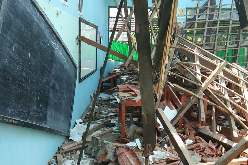 Kondisi ruang kelas di SMPN 2 Plumbon yang ambruk.