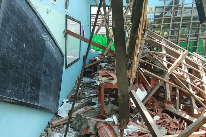 Kondisi ruang kelas di SMPN 2 Plumbon yang ambruk.