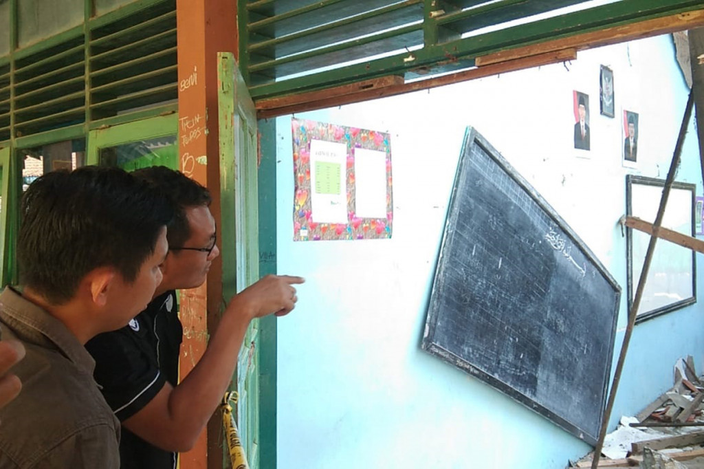 Wakil Kepala Sekolah SMPN 2 Plumbon Elin Suherlina mengatakan ada dua ruang kelas yang runtuh.