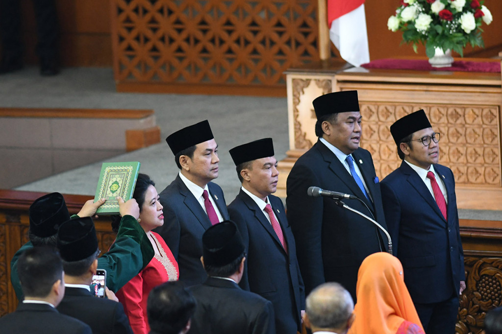 Lima pimpinan DPR periode 2019-2024 mengucapkan sumpah dan janji jabatan dipandu Ketua Mahkamah Agung Hatta Ali dalam sidang paripurna DPR.