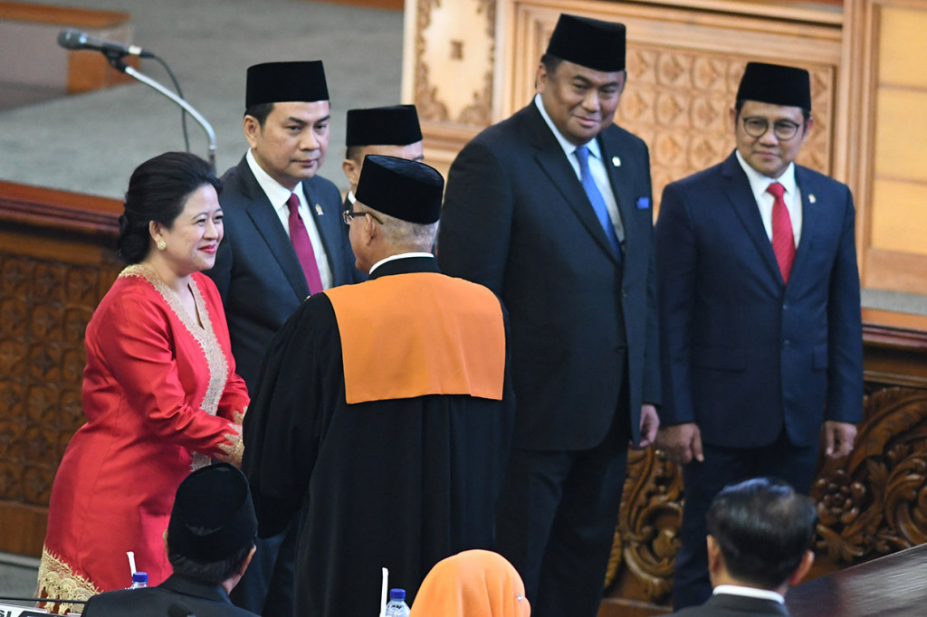 Kelima pimpinan DPR itu adalah Ketua Puan Maharani dari PDIP, Wakil Ketua Aziz Syamsuddin (Golkar), Sufmi Dasco Ahmad (Gerindra), Rahmat Gobel (Nasdem), dan Muhaimin Iskandar (PKB).