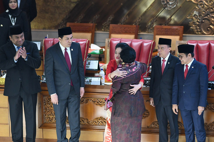 Presiden ke-5 RI Megawati Soekarnoputri (ketiga kanan) memberikan ucapan selamat kepada Ketua DPR periode 2019-2024 yang juga anaknya Puan Maharani (keempat kanan) disaksikan Wakil Ketua Muhaimin Iskandar (kanan) Sufmi Dasco Ahmad (kedua kiri), Rachmad Gobel (kiri) dan Suami Puan Maharani Hapsoro Sukmonohadi (kedua kiri) usai pelantikan dalam Rapat Paripurna ke-2 Masa Persidangan I Tahun 2019-2020 di Kompleks Parlemen, Senayan, Jakarta.
