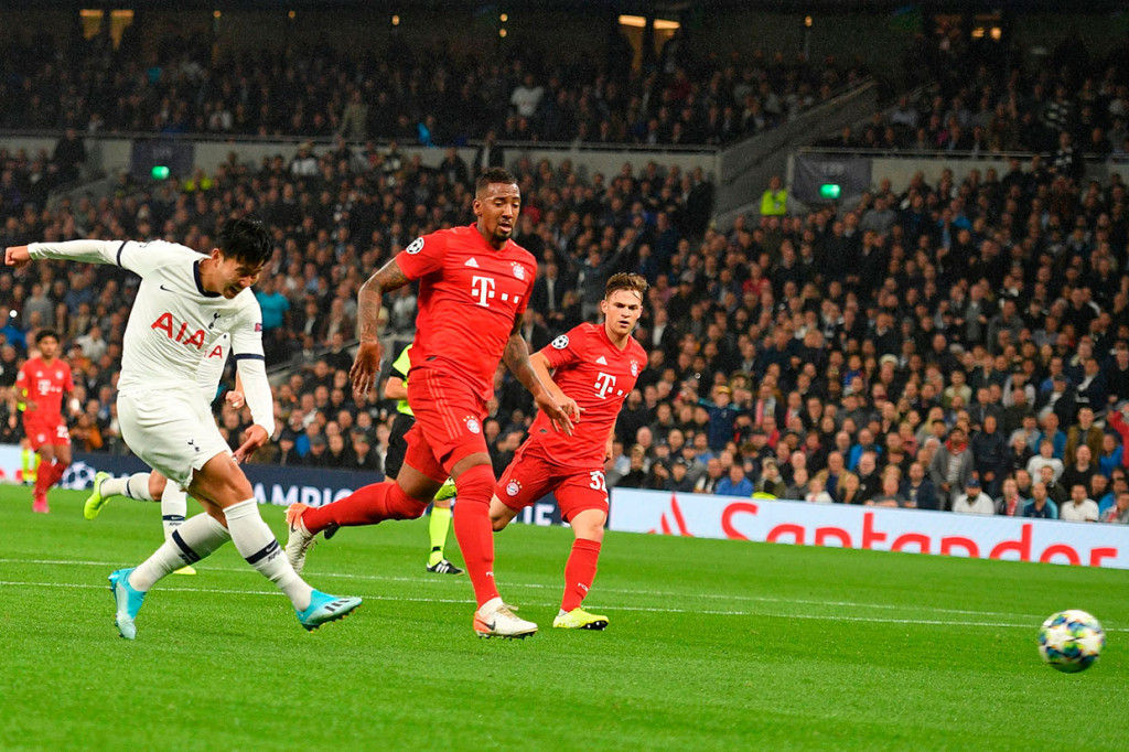 Spurs memulai pertandingan dengan baik dan memimpin lewat sontekan Son Heung-Min menuntaskan umpan Moussa Sissoko pada menit ke-12.