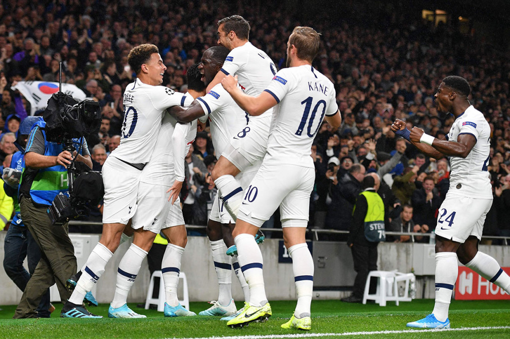 Gol pembuka Son disambut suka-cita rekan-rekan setimnya.