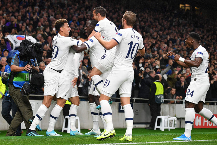 Gol pembuka Son disambut suka-cita rekan-rekan setimnya.