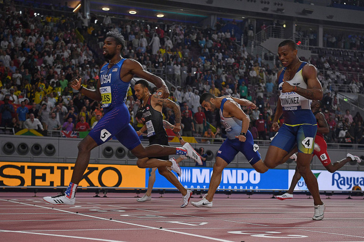 Sprinter asal AS Noah Lyles menyentuh garis finis pertama pada final lari 200m putra pada Kejuaraan Dunia Atletik 2019 di Doha, Qatar, Rabu, 2 Oktober dini hari WIB.