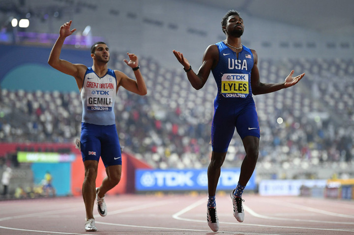 Noah Lyles melakukan selebrasi usai menyabet medali emas lari 200m putra pada Kejuaraan Dunia Atletik 2019 di Doha, Qatar.