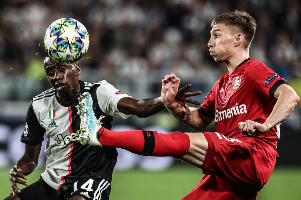 Laga kedua tim relatif berimbang di awal pertandingan. Pemain kedua kesebelasan saling berbalas serangan, namun belum membuahkan hasil.