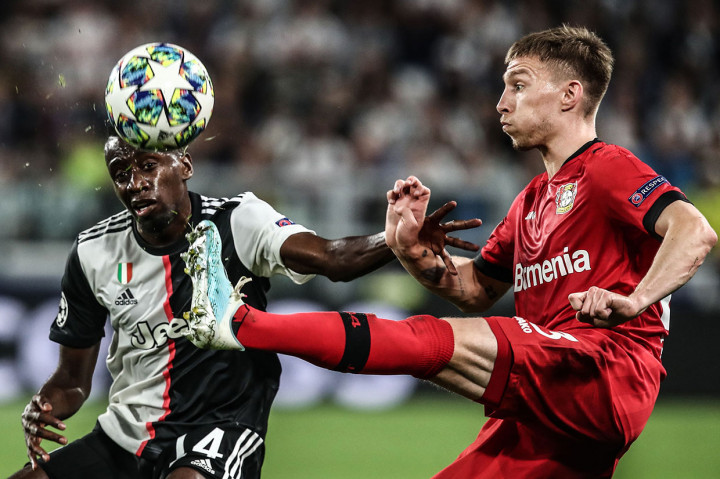 Laga kedua tim relatif berimbang di awal pertandingan. Pemain kedua kesebelasan saling berbalas serangan, namun belum membuahkan hasil.