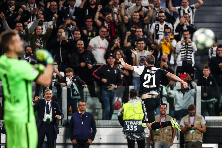 Tuan rumah akhirnya berhasil memecah kebuntuan pada menit ke-17 lewat sontekan Gonzalo Higuain. Skor 1-0 bertahan hingga jeda.