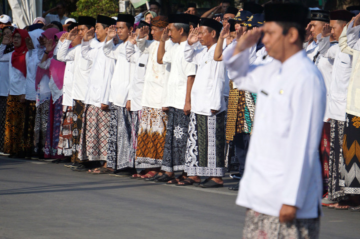 Peserta menggunakan sarung batik saat mengikuti upacara peringatan Hari Batik Nasional di halaman Museum Batik, Pekalongan, Jawa Tengah. Antara Foto/Harviyan Perdana Putra