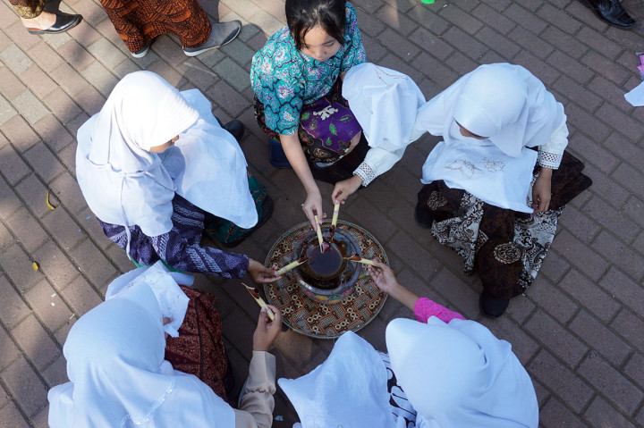 Sejumlah pelajar membatik kain saat peringatan Hari Batik Nasional di Pekalongan, Jawa Tengah. Antara Foto/Harviyan Perdana Putra