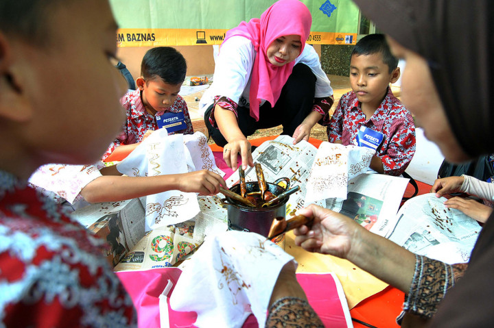 Sejumlah siswa SD belajar membatik di Kampung Batik Neglasari, Cibuluh, Kota Bogor, Jawa Barat. Selain dalam rangka Hari Batik Nasional, kegiatan tersebut sekaligus sebagai upaya pengenalan dan melestarikan batik tulis khas Bogor kepada generasi muda. Antara Foto/Arif Firmansyah
