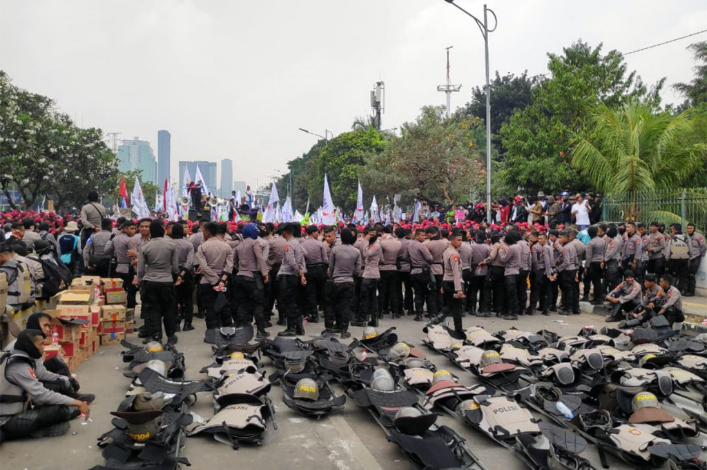 Penyampaian aspirasi ini dijaga oleh ratusan aparat kepolisian. Pengamanan yang dilakukan juga tidak terlalu ketat. Personil kepolisian yang mengawasi di depan barisan buruh pun tidak mengenakan rompi dan helm.