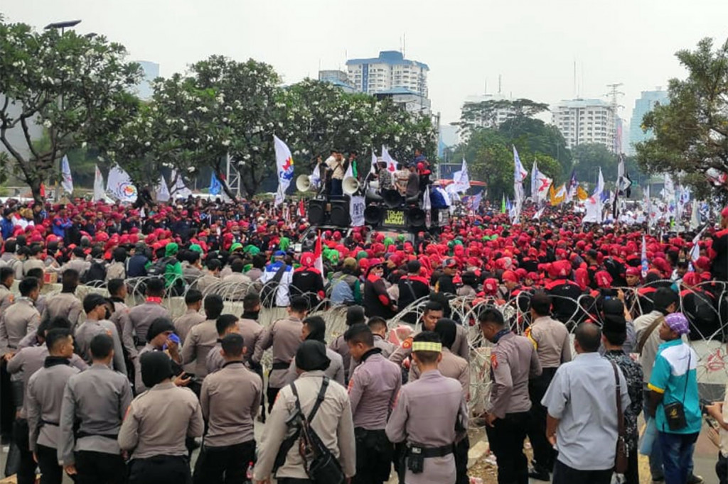 Salah satu orator buruh mengatakan harapannya agar aspirasi buruh betul-betul didengar dan diperjuangkan para anggota dewan periode 2019-2024. 