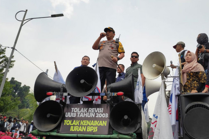 Sementara itu Kapolda Metro Jaya Irjen Gatot Eddy Pramono mengapresiasi sikap buruh yang bisa menjaga keamanan dan ketertiban selama unjuk rasa berlangsugn. 