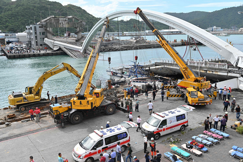 Sebuah jembatan di Nanfangao, Taiwan, tiba-tiba ambruk dan menimpa kapal-kapal pencari ikan yang sedang berlabuh di bawahnya.