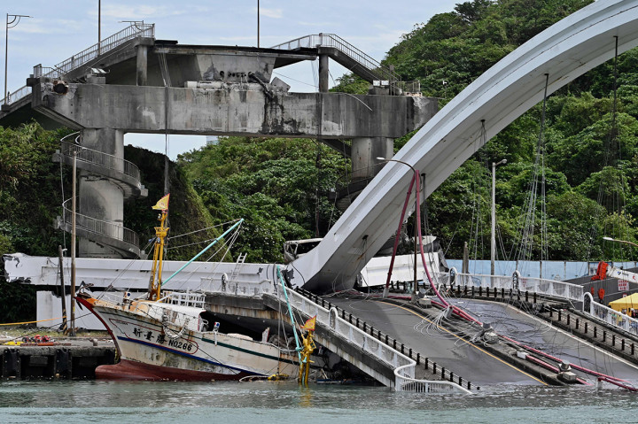Otoritas Taiwan masih terus mencari seorang WNI yang masih hilang di sekitar puing jembatan.