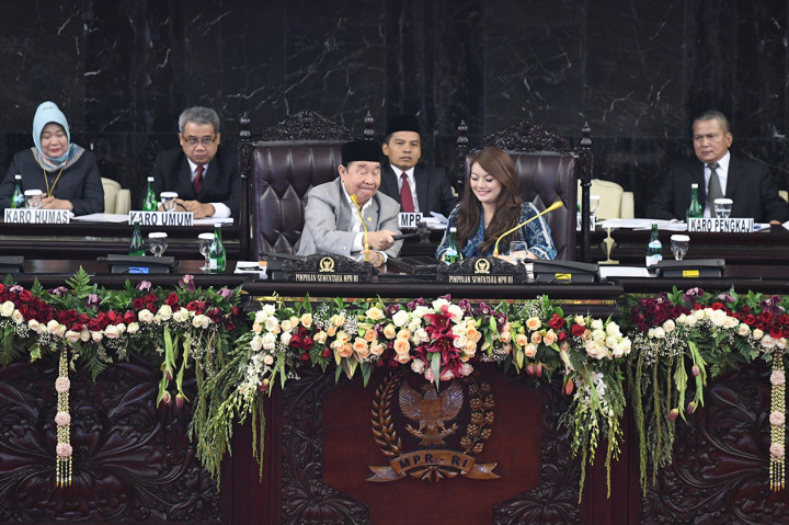 Sidang itu dipimpin oleh pimpinan MPR sementara Abdul Wahab Dalimunthe dan Hillary Brigitta Lasut.