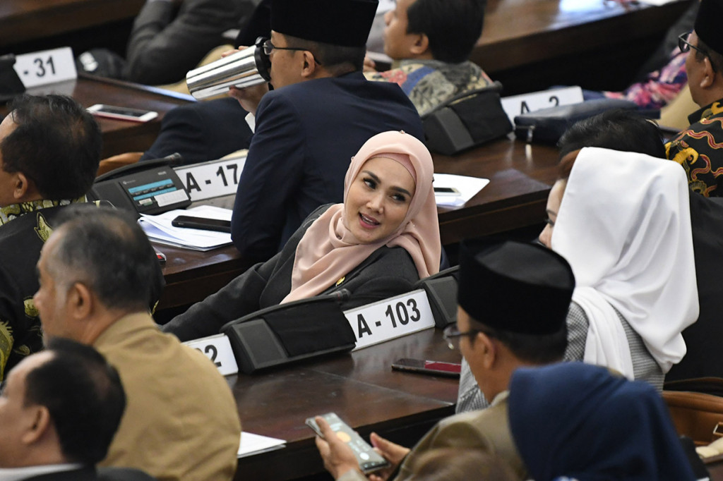 Anggota DPR yang juga artis Mulan Jameela (tengah) berbincang dengan rekan sejawatnya saat mengikuti Sidang Paripurna MPR ke-2 di Ruang Rapat Paripurna, Kompleks Parlemen, Senayan, Jakarta.