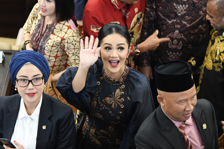 Anggota DPR yang juga artis Krisdayanti melambaikan tangan usai mengikuti Sidang Paripurna MPR ke-2 di Ruang Rapat Paripurna, Kompleks Parlemen, Senayan, Jakarta.