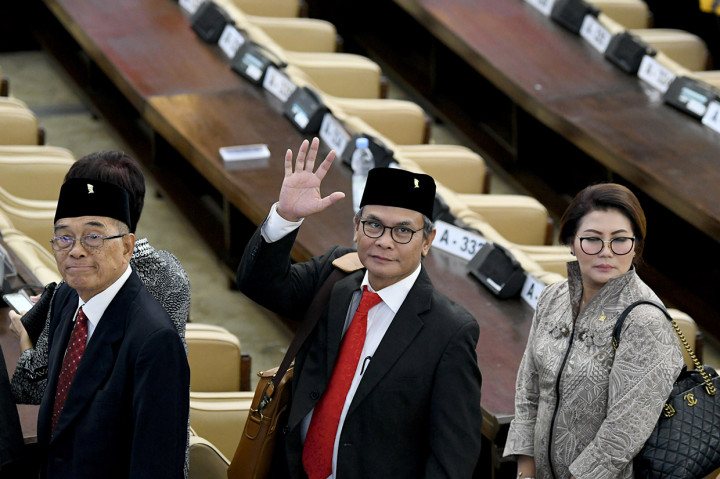 Mantan Jubir KPK dan Jubir Istana yang menjadi Anggota DPR RI periode 2019-2024 dari fraksi PDI Perjuangan Johan Budi (tengah) melambaikan tangan usai mengikuti Sidang Paripurna MPR ke-2 di Ruang Rapat Paripurna, Kompleks Parlemen, Senayan, Jakarta.