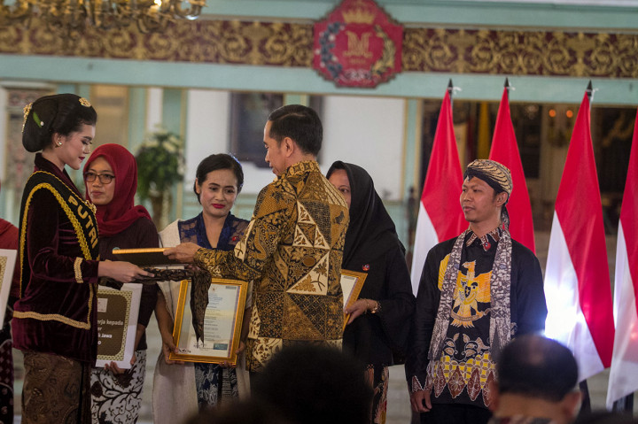Pada kesempatan itu Presiden  juga menyerahkan piagam penghargaan kepada perajin batik. Menurut Presiden, mereka telah menjaga dan menciptakan batik sebagai karya adiluhung bangsa sehingga bisa terus menggoreskan jati diri dan memberikan sumbangsih Indonesia pada kebudayaan dunia. 