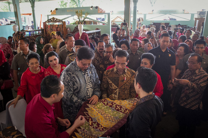 Presiden Jokowi didampingi Menteri Perindustrian Airlangga Hartarto (keempat kiri) melihat-lihat produk kerajinan batik.