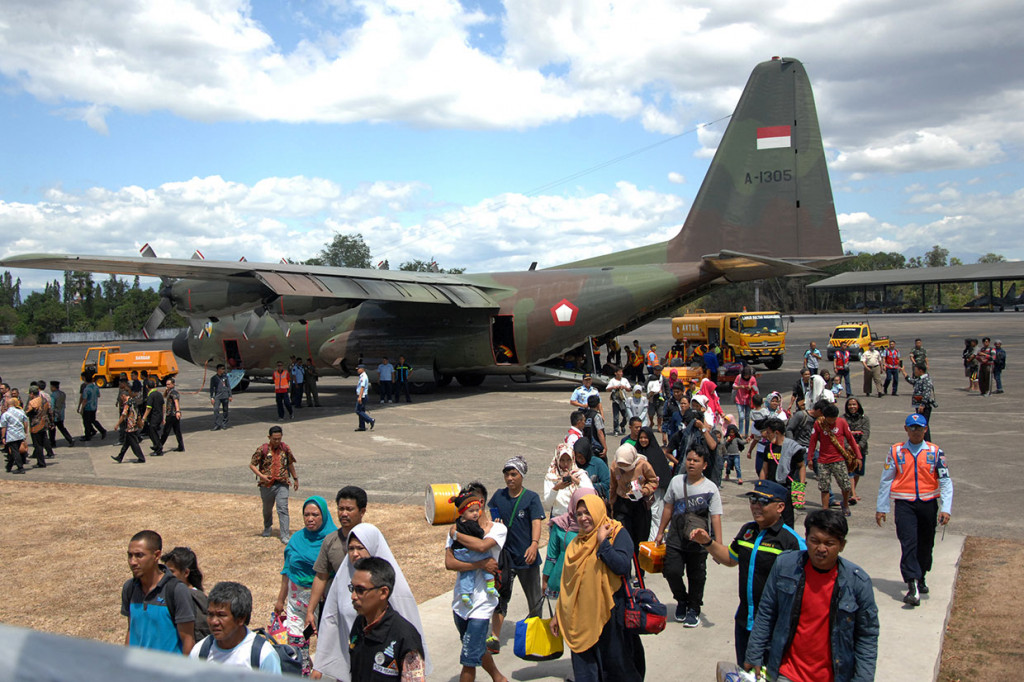Sejumlah pengungsi turun dari pesawat Hercules saat tiba di Landasan Udara (Lanud) Hasanuddin, Kabupaten Maros, Sulawesi Selatan, Rabu, 2 September 2019. 