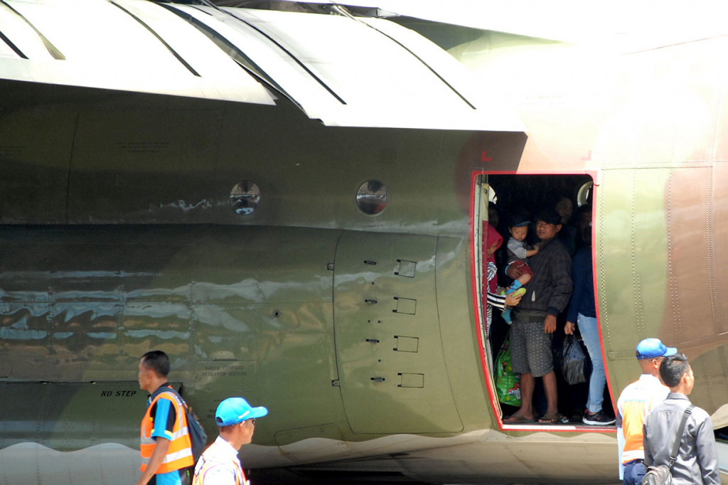 Sementara pengungsi tujuan Jawa Timur kemudian diberangkatkan ke tempat asal dengan pesawat yang sama.