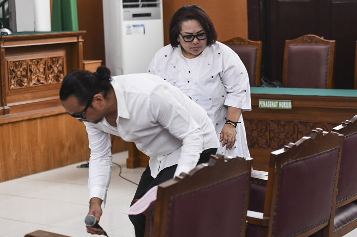 Nunung dan suaminya didakwa dengan tiga pasal alternatif yakni Pasal 114 Ayat 2 Subsider Pasal 112 Ayat 2 Jo dan pasal 127 Undang Undang RI Nomor 35 Tahun 2009 Tentang Narkotika. Ancaman hukuman lima tahun penjara.