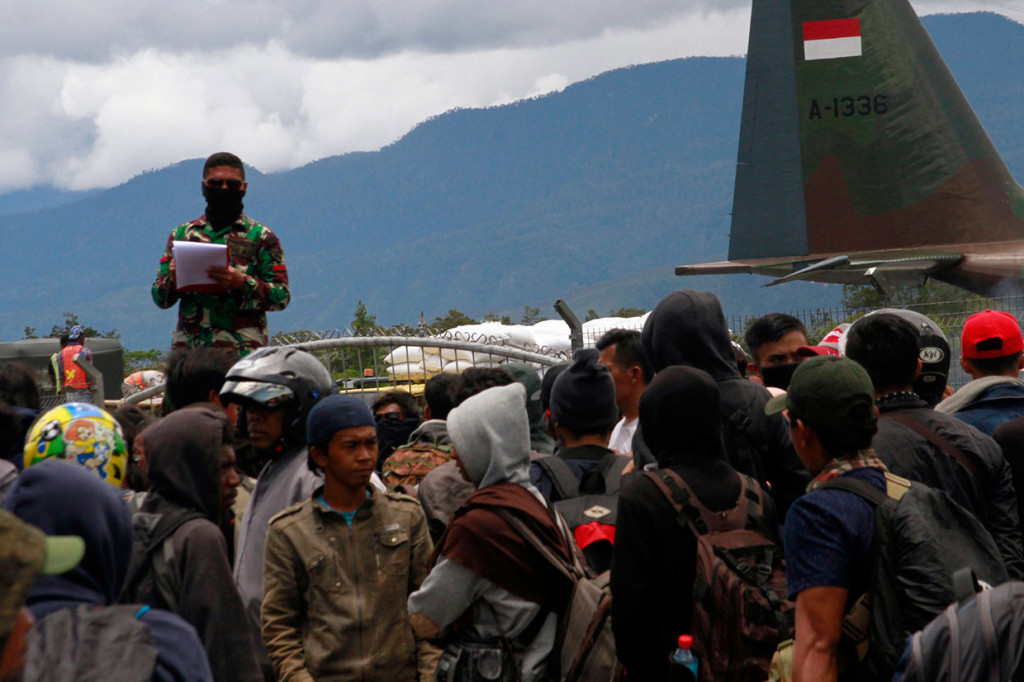 Prajurit TNI mendata warga yang akan meninggalkan Wamena menggunakan pesawat Hercules milik TNI AU di Bandara Wamena, Jayawijaya, Papua, Selasa, 1 Oktober 2019. 