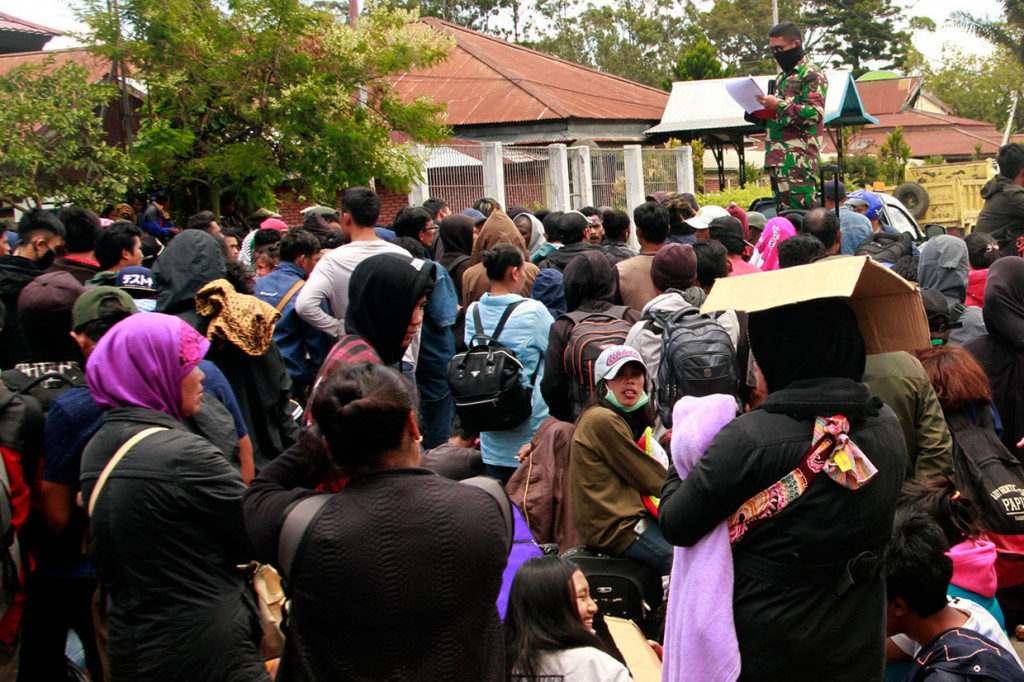 Komandan Lanud Silas Papare Marsma Tri Bowo Budi Santoso mengatakan pihaknya menggunakan empat pesawat Hercules untuk mengangkut pengungsi, dengan total 10 sorti, di mana delapan sorti kembali ke Silas Papare dan dua sorti ke Merauke dan Timika. 