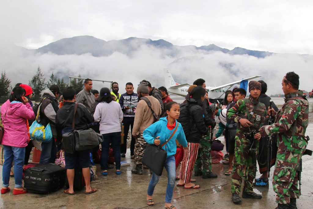 Masyarakat Ilaga, Kabupaten Puncak mulai mengungsi pascateror penembakan dan pembakaran oleh kelompok sipil bersenjata.