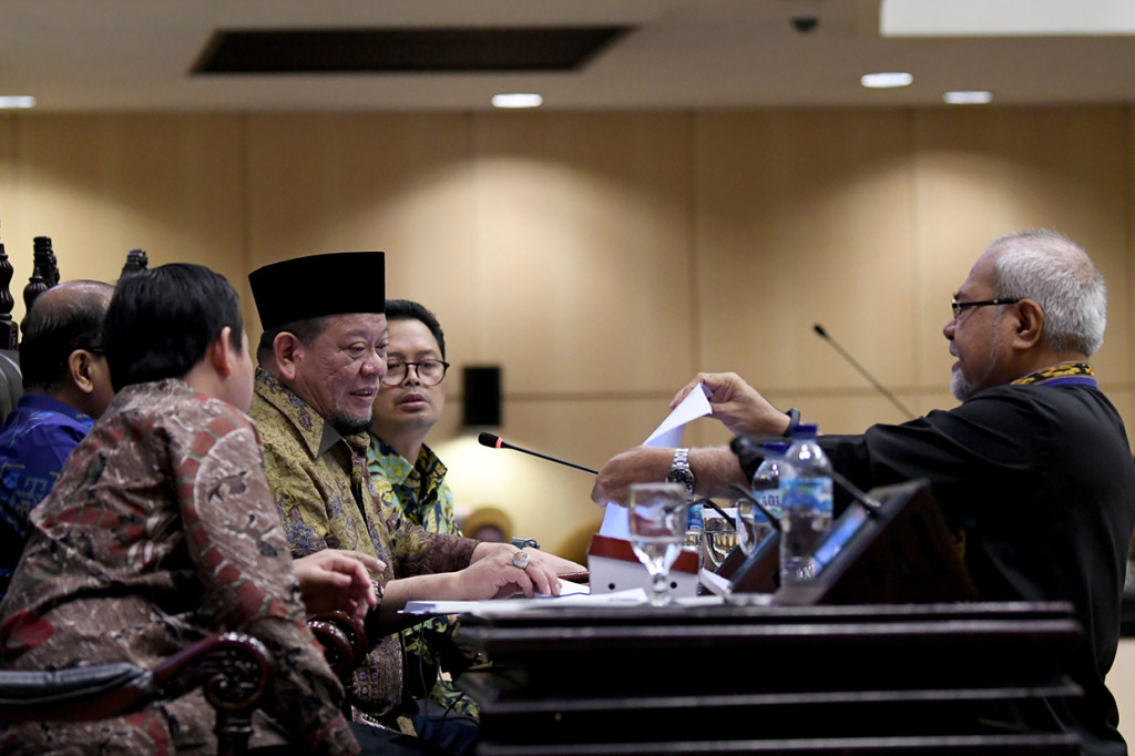 Ketua DPD La Nyalla Mattalitti (ketiga kiri) didampingi Wakil Ketua Sultan Bachtiar Najamuddin (kiri), Nono Sampono (kedua kiri) dan Mahyudin (keempat kiri) menerima daftar nama calon pimpinan saat Sidang Paripurna DPD di Kompleks Parlemen, Senayan, Jakarta.