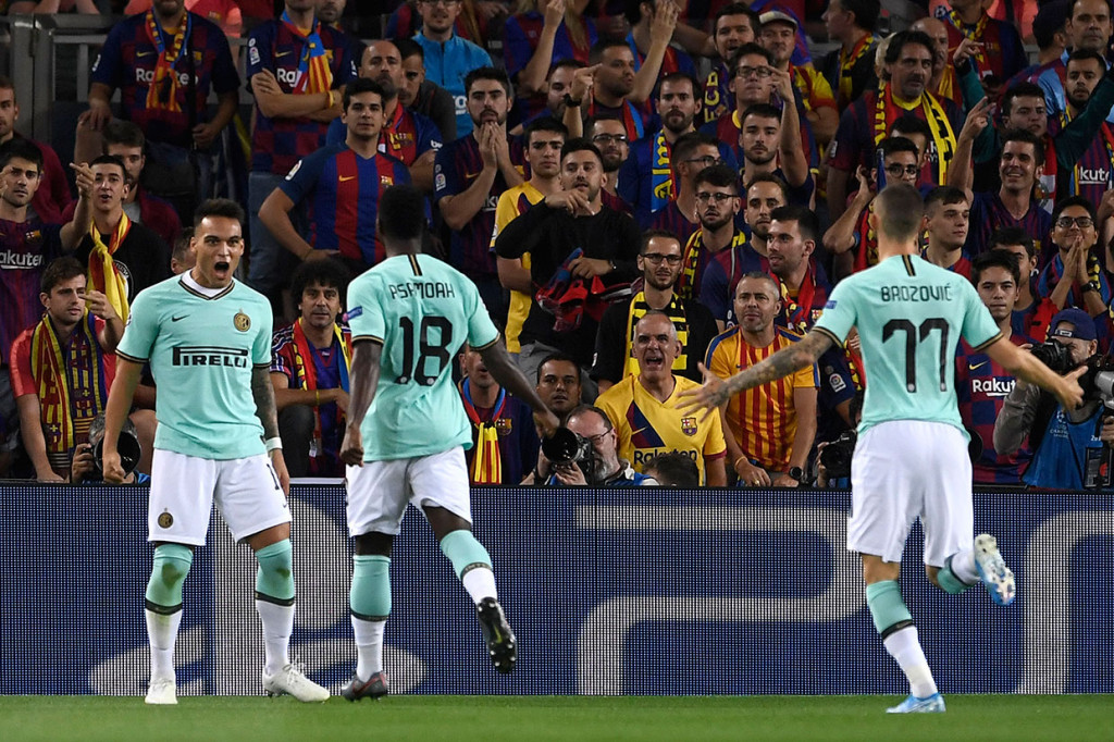 Lautaro Martinez melakukan selebrasi usai menjebol gawang Barca yang dikawal oleh Marc-Andre Ter Stegen.