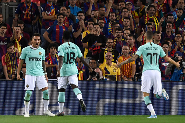 Lautaro Martinez melakukan selebrasi usai menjebol gawang Barca yang dikawal oleh Marc-Andre Ter Stegen.