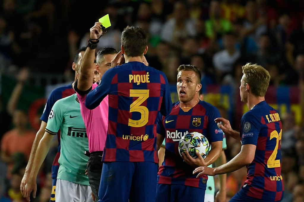 Menit ke-22 Gerard Pique diganjar kartu kuning karena mengganjal pemain lawan.