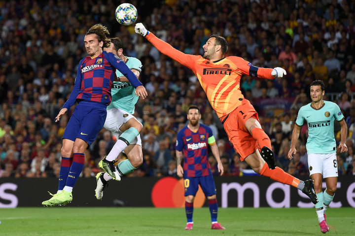 Sementara peluang Antoine Griezmann masih berhasil ditepis oleh kiper Inter Samir Handanovic. Skor 1-0 bertahan hingga jeda.