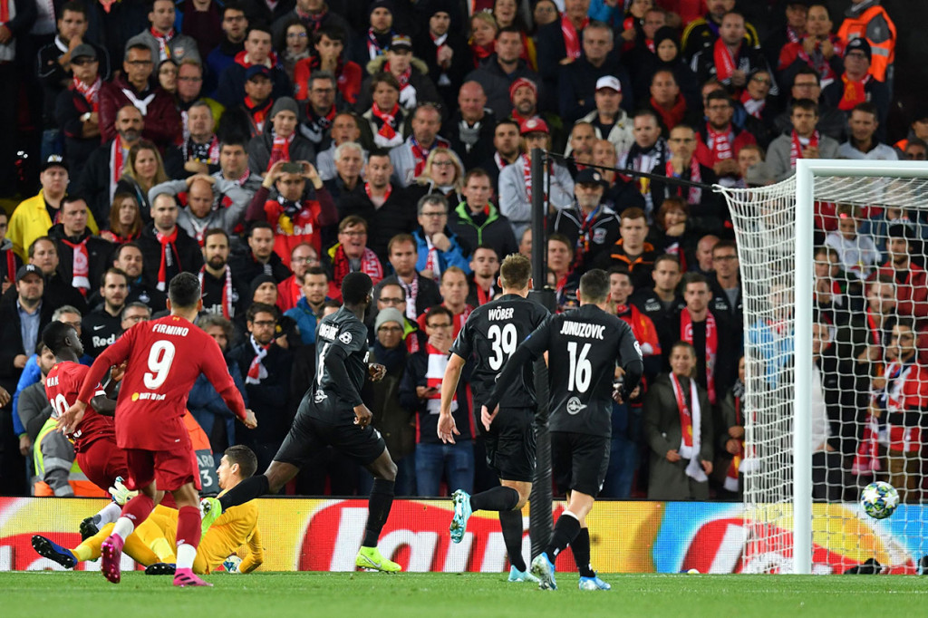 Tuan rumah membuka keunggulan lewat Sadio Mane pada menit ke-9 setelah sebelumnya kerja sama satu dua dengan Roberto Firmino. Tembakan kaki kirinya dari jarak dekat gagal diantisipasi kiper Cican Stankovic.