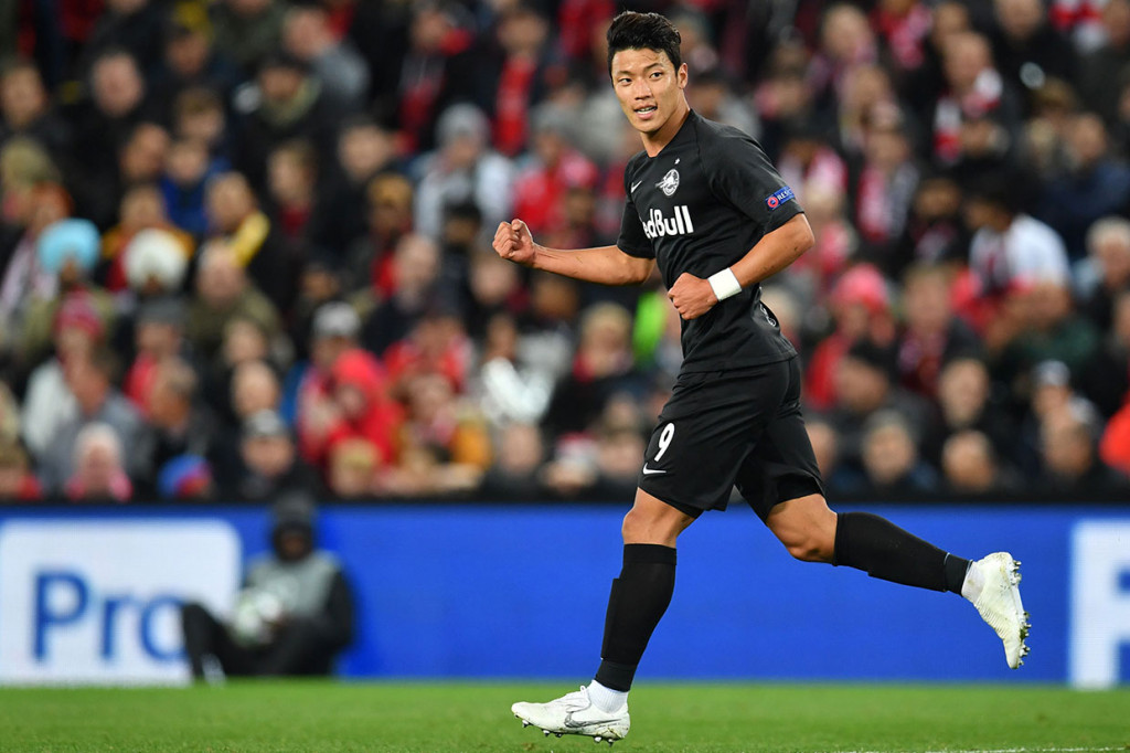 Tiga menit berselang tim tamu memperkecil ketertinggalan lewat gelandang asal Korsel Hwang Hee-Chan. Skor 3-1 bertahan hingga jeda.