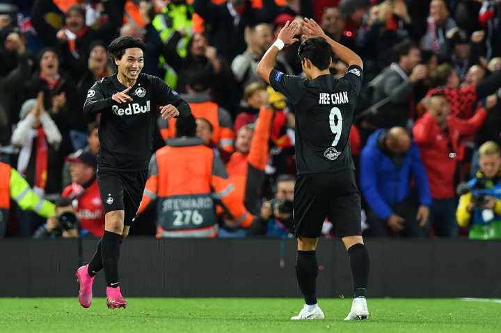 Salzbourg menipiskan skor menjadi 2-3 di menit ke-56 lewat gol pemain depan asal Jepang Takumi Minamino. Sepakan volinya meneruskan umpan silang dari sisi kiri merobek gawang Adrian.