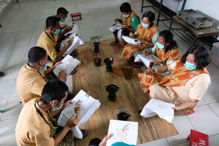 Sejumlah pasien orang dengan gangguan jiwa (ODGJ) membatik saat memperingati Hari Batik Nasional di komplek Rumah Sakit Jiwa (RSJ) Dr. Soerojo Magelang, Jawa Tengah, Rabu, 2 Oktober 2019. 