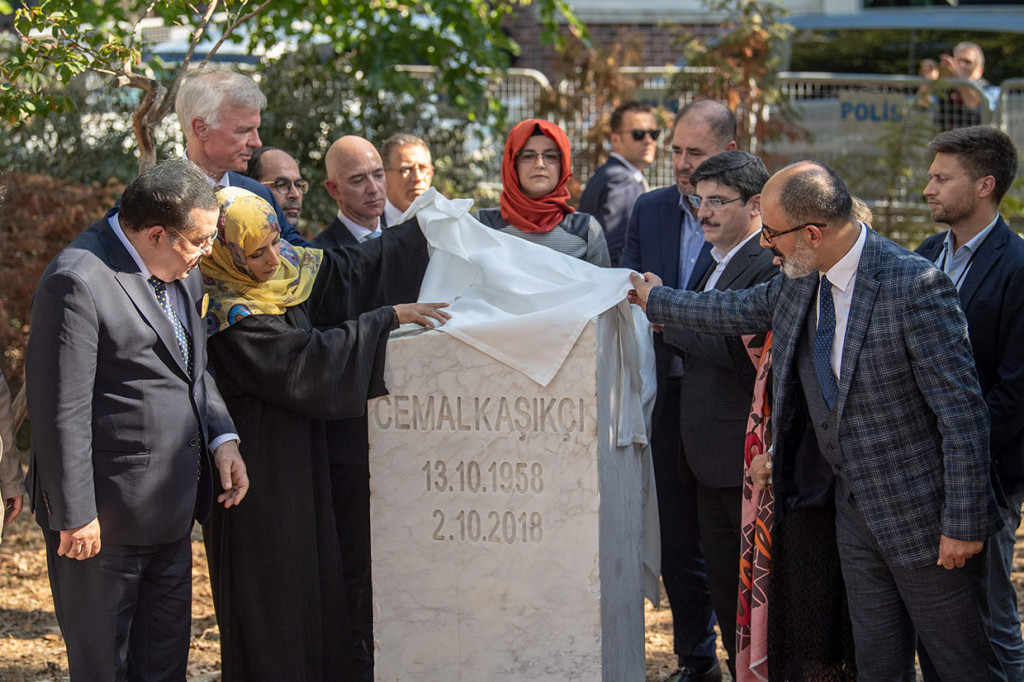 Hatice Cengiz (tengah), tunangan jurnalis Saudi Jamal Khashoggi, CEO Amazon dan pemilik Washington Post Jeff Bezos (keempat dari kiri), pemenang Hadiah Nobel Yaman Tawakkol Karman (ketiga kiri), dan peserta membuka tirai monumen saat acara untuk menandai peringatan satu tahun pembunuhan kontributor Washington Post Khashoggi di Istanbul, Turki, Rabu, 2 Oktober 2019 waktu setempat.