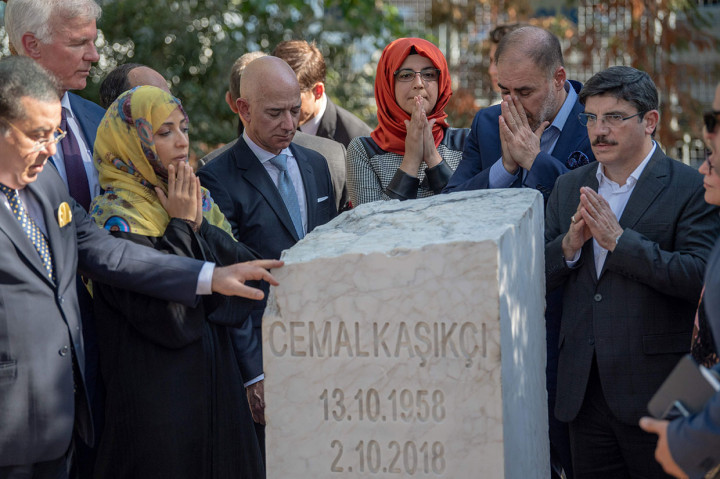 Acara dilanjutkan dengan menghenginkan cipta dan doa bersama selama satu menit. Hening cipta itu merupakan tanda untuk menyoroti upaya mencari apa yang sebenarnya terjadi.
