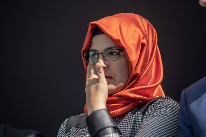 Khashoggi menghilang setahun yang lalu setelah memasuki gedung Konsulat Jenderal Arab Saudi di Istanbul untuk mengurus dokumen pernikahannya dengan warga Turki Hatice Cengiz. Hingga saat ini jasad Khashoggi masih belum ditemukan. Sumber intelijen Turki menyebutkan mayatnya sudah dipotong-potong dan dibakar.