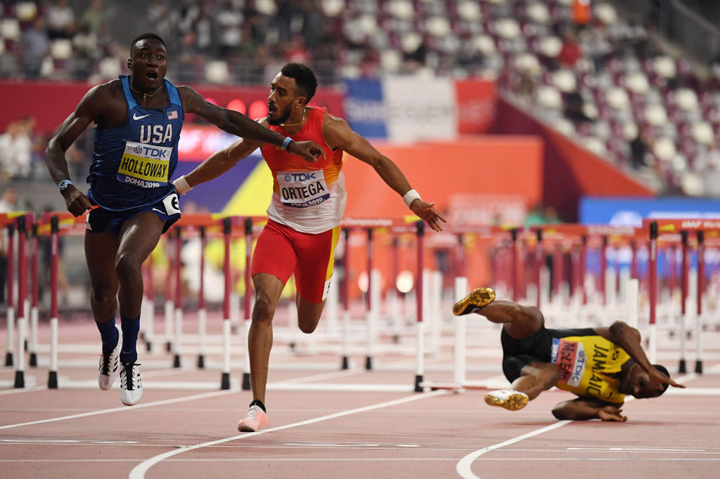 Sementara favorit juara nomor ini sang juara bertahan dari Jamaika Omar McLeod seketika tercecer di belakang setelah menyentuh salah satu rintang sehingga roboh untuk kemudian berlomba dan mencapai garis finis terakhir.