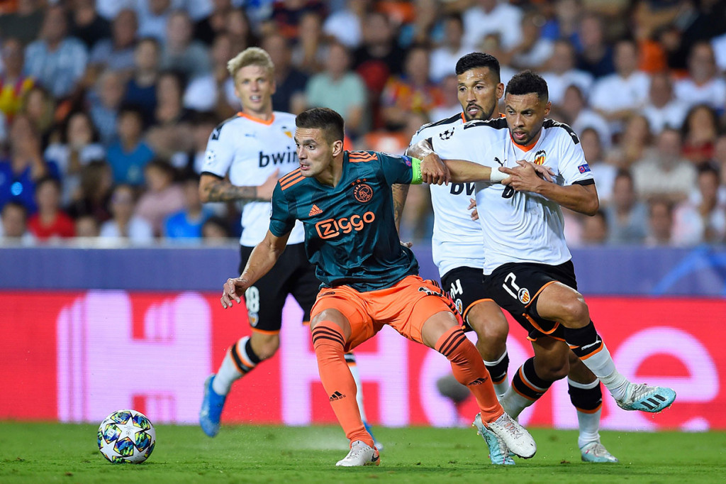 Bermain di kandang lawan, Ajax tampil efektif. Tercatat, mereka mampu menghasilkan tujuh tembakan mengarah ke gawang dari 13 peluang. Sementara tuan rumah hanya menciptakan empat tembakan mengarah ke gawang dari 14 peluang.