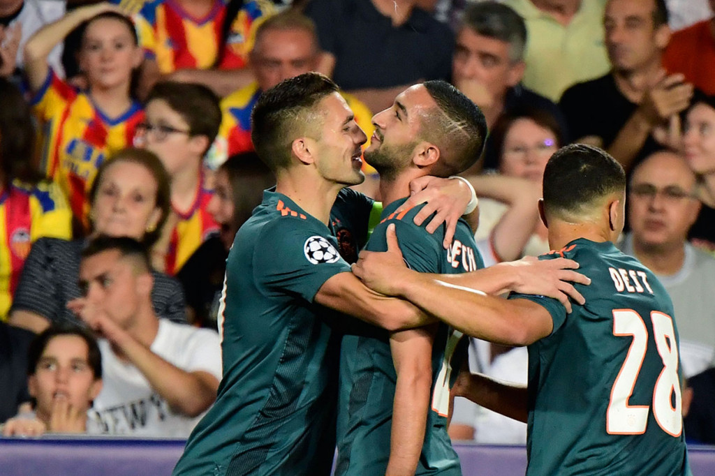 Ajax berhasil membuka keunggulan saat laga baru berjalan delapan menit. Tembakan spektakuler Hakim Ziyech dari luar kotak penalti menjebol gawang Valencia yang dijaga Jasper Cillessen.